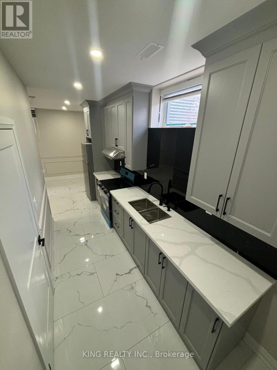 3311 Dwiggin Avenue, Mississauga, Ontario  L4T 3J3 - Photo 2 - W12284298