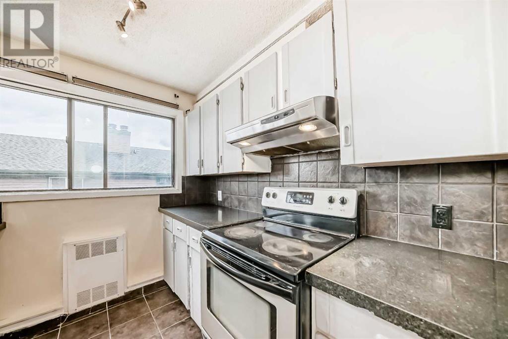 Property at 29, 2400 15 Street SW image 2