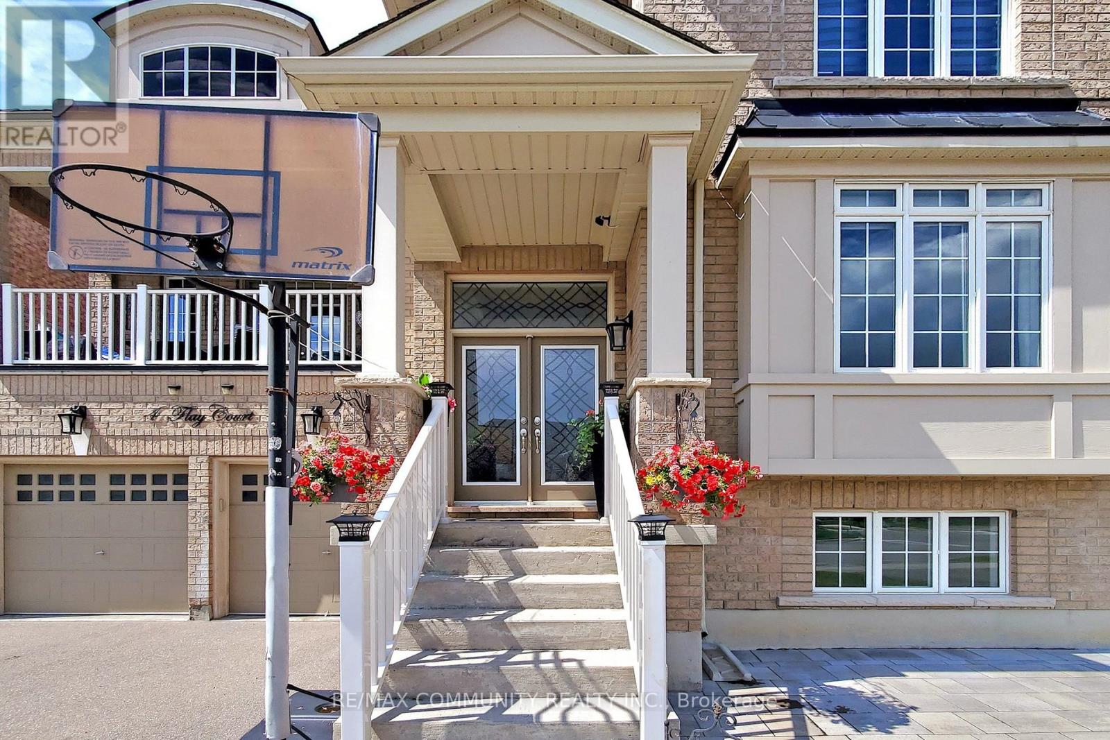 4 Flay Court, Innisfil, Ontario  L0L 1L0 - Photo 2 - N12284382
