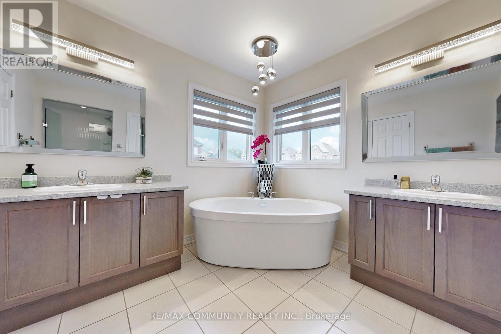 4 Flay Court, Innisfil, Ontario  L0L 1L0 - Photo 29 - N12284382