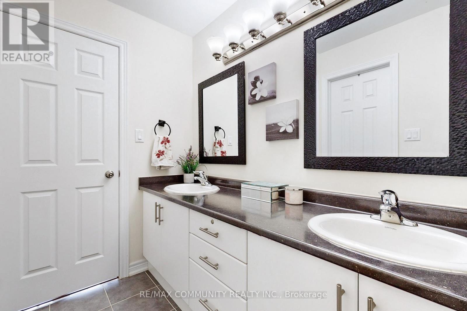 4 Flay Court, Innisfil, Ontario  L0L 1L0 - Photo 32 - N12284382