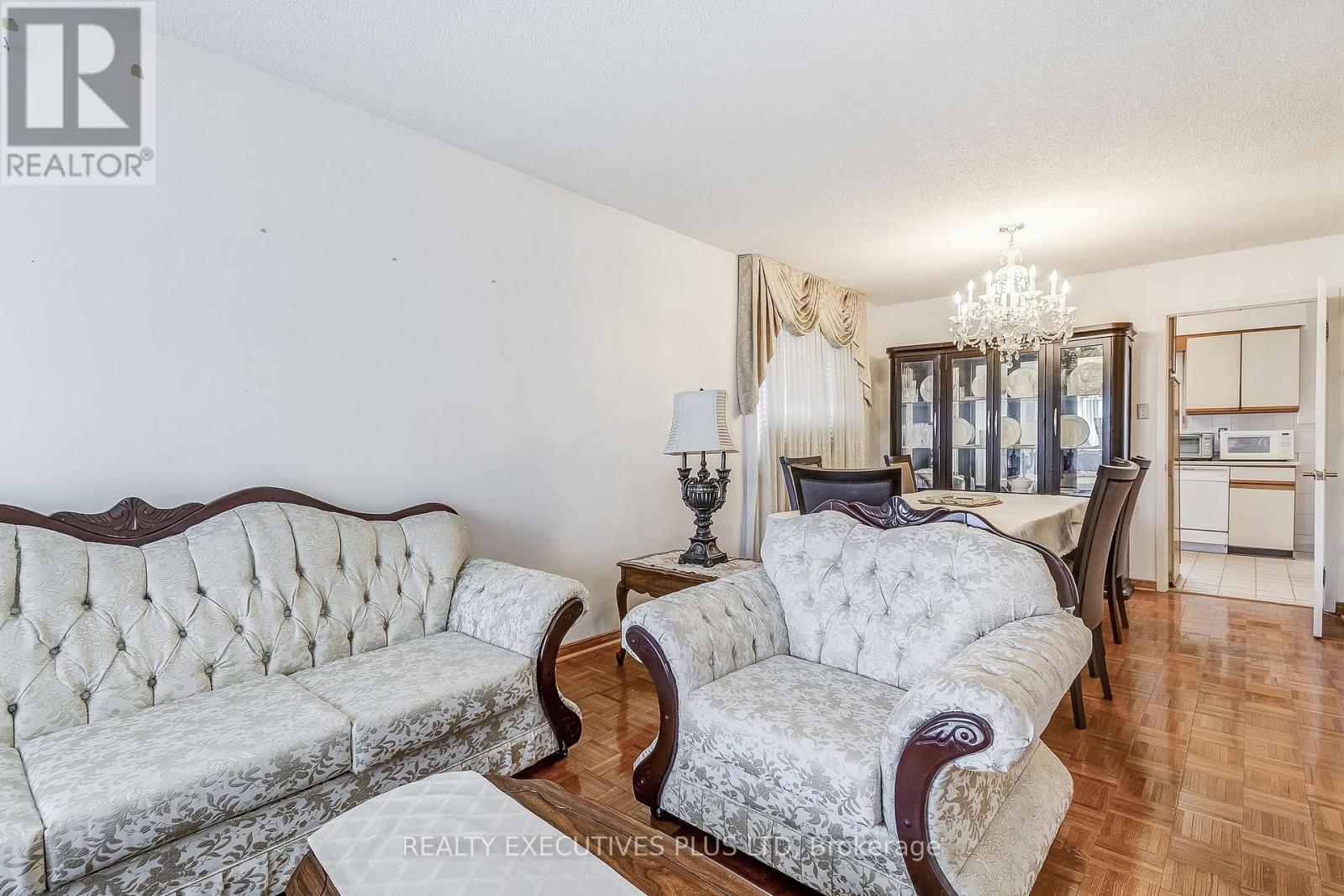 206 Vodden Street W, Brampton, Ontario  L6X 2V3 - Photo 12 - W12284376