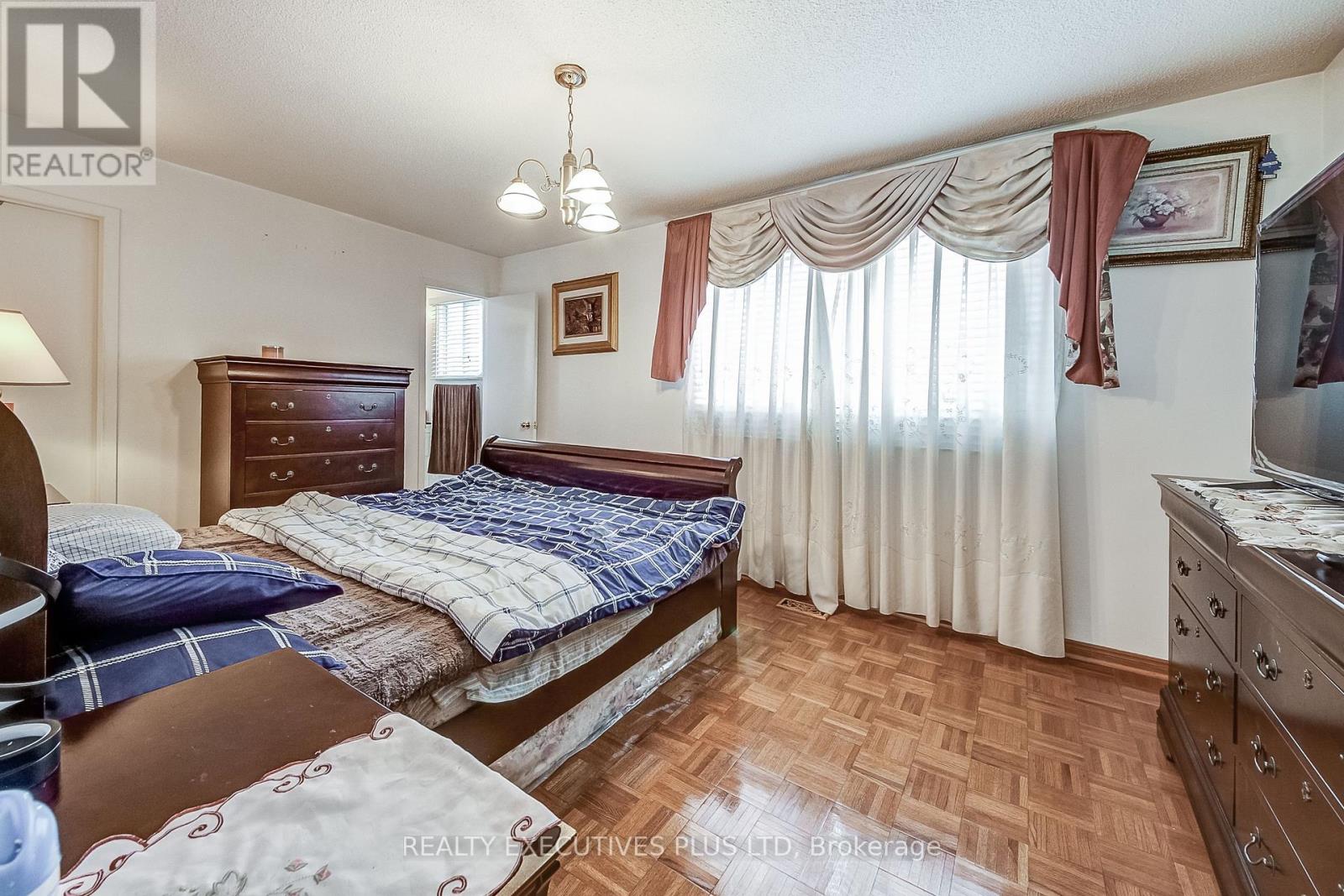 206 Vodden Street W, Brampton, Ontario  L6X 2V3 - Photo 17 - W12284376