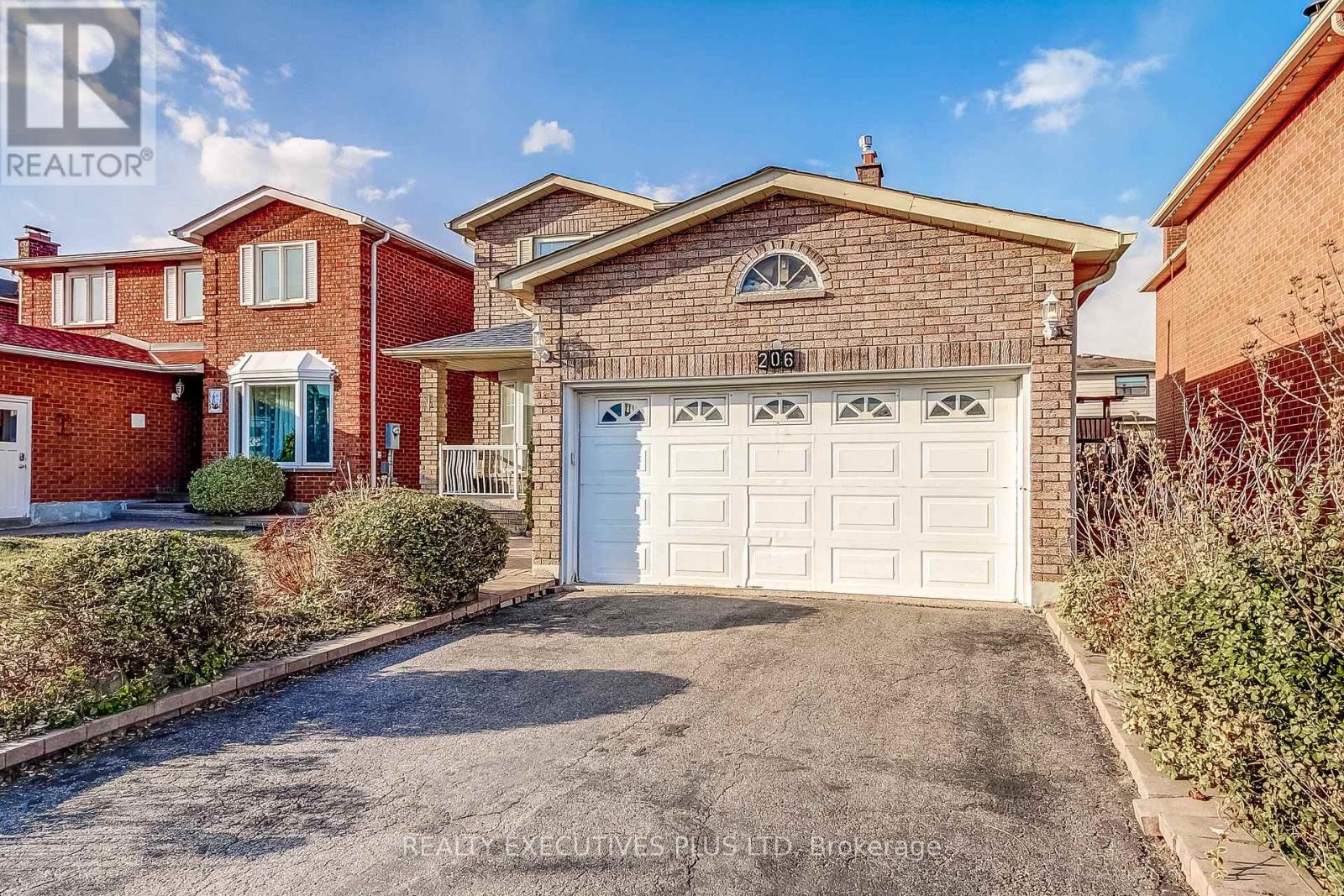 206 Vodden Street W, Brampton, Ontario  L6X 2V3 - Photo 3 - W12284376
