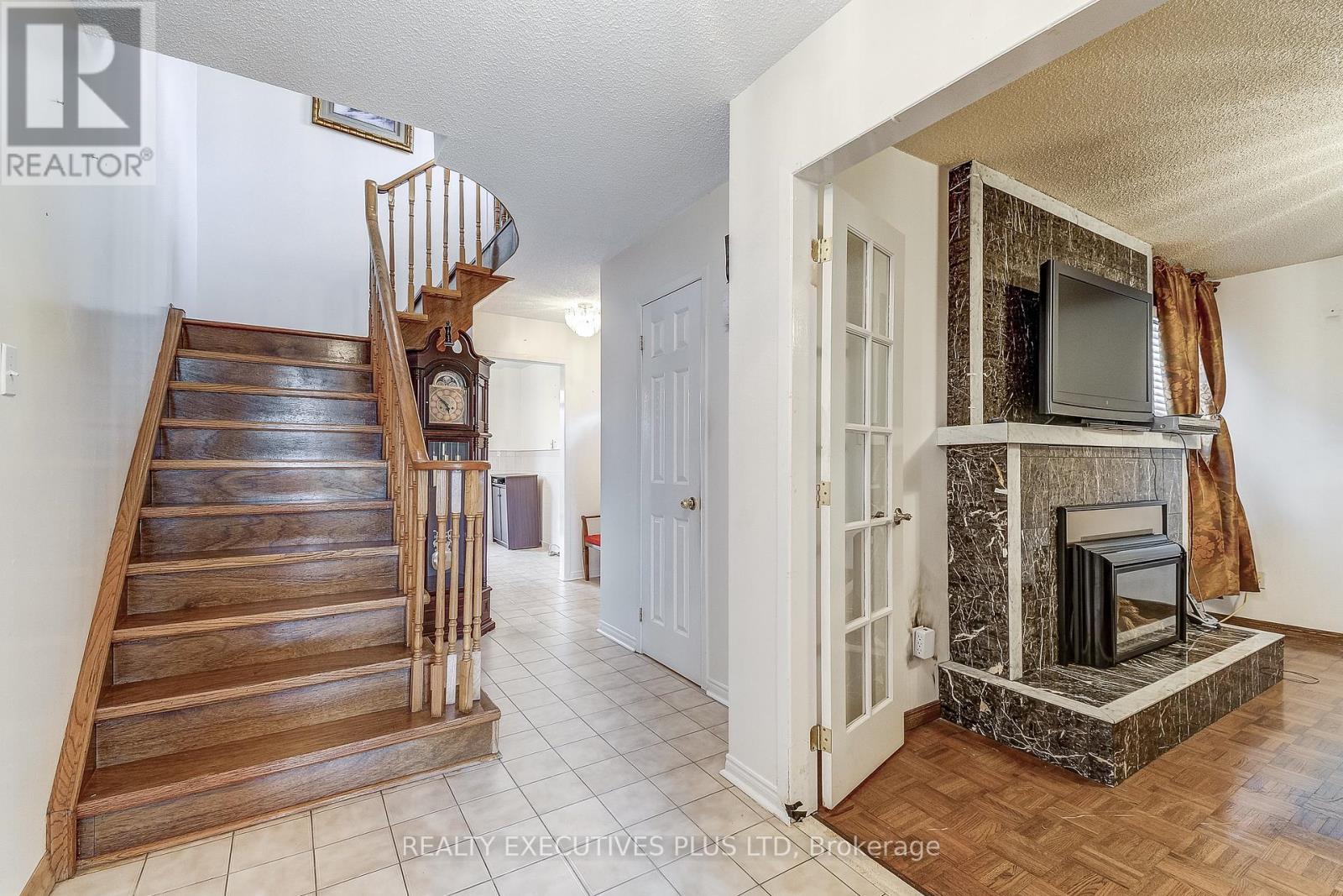 206 Vodden Street W, Brampton, Ontario  L6X 2V3 - Photo 7 - W12284376