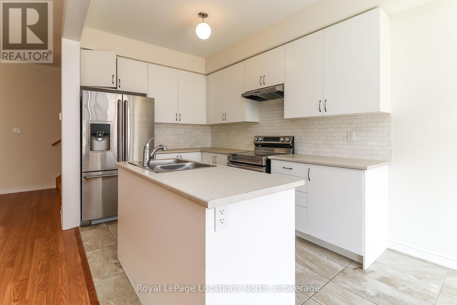 6 Durham Avenue, Barrie, Ontario  L9J 0W7 - Photo 12 - S12284540