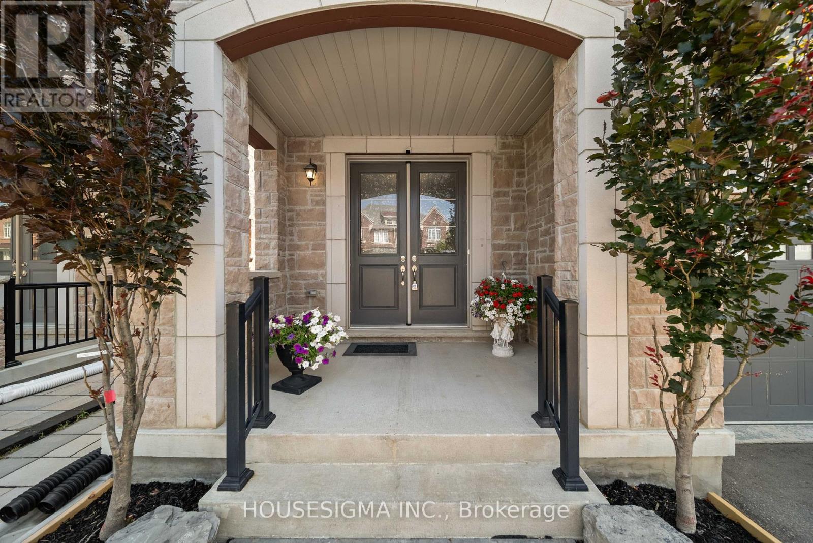 Property at 94 FOREST EDGE CRESCENT image 3