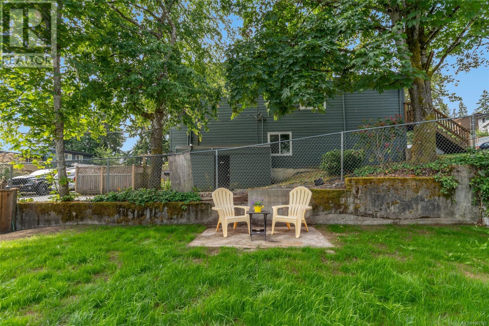 Property at 625 Nova St image 3