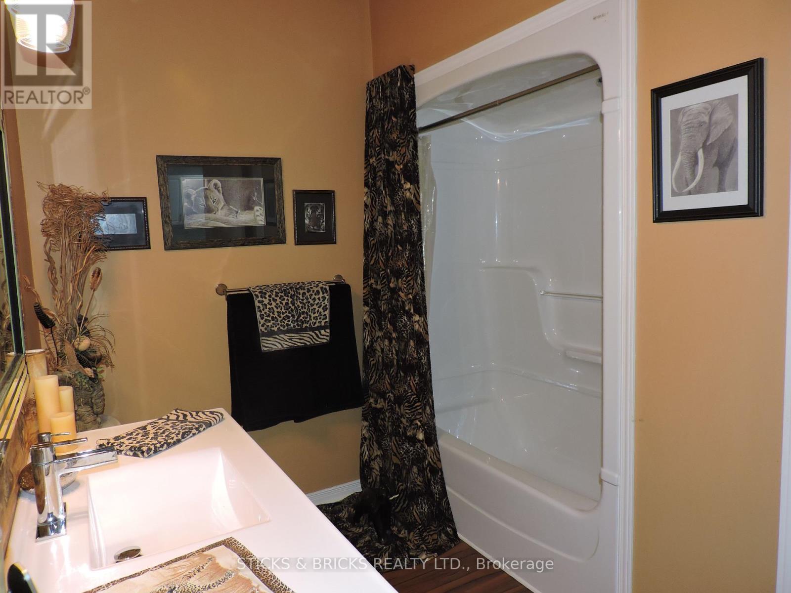 27 - 5070 Drummond Road, Niagara Falls, Ontario L2E 6E4 - Photo 11 - X12284807