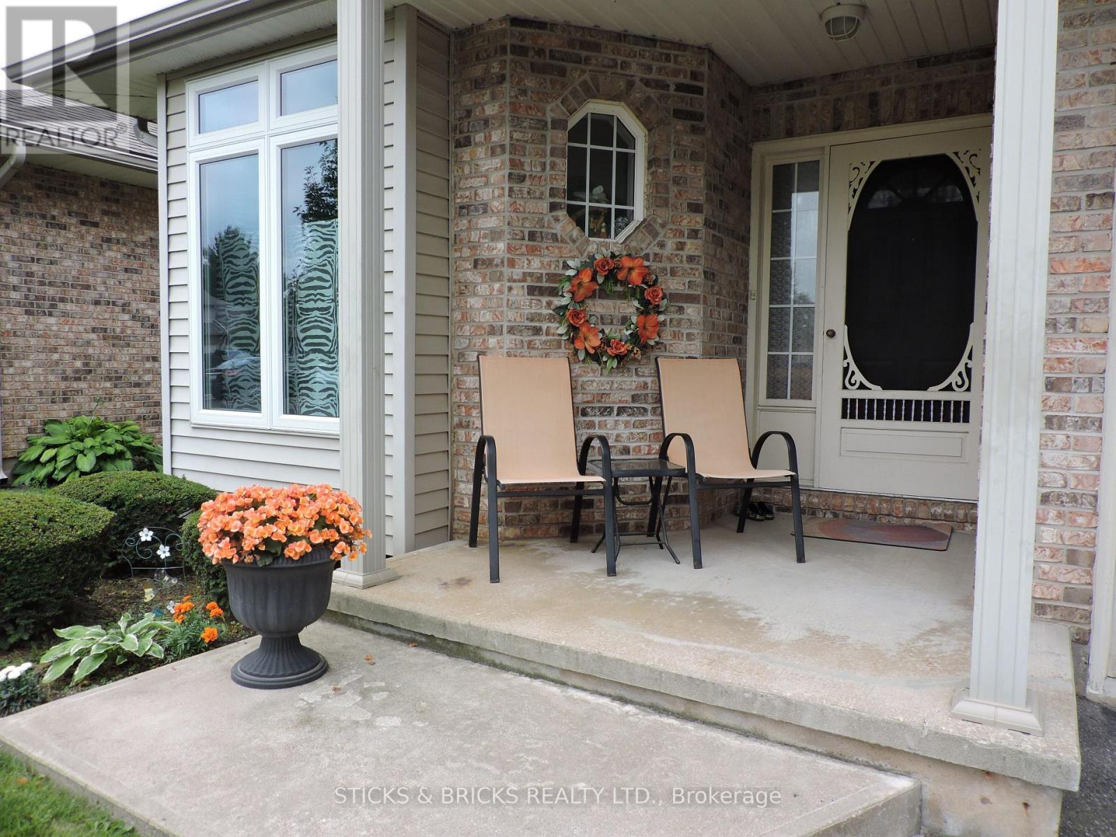 27 - 5070 Drummond Road, Niagara Falls, Ontario L2E 6E4 - Photo 2 - X12284807