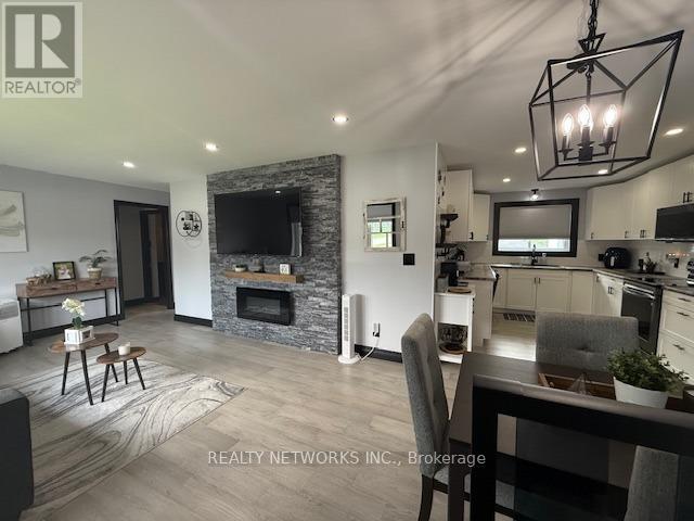 Property at 647 UNIVERSITY STREET image 5