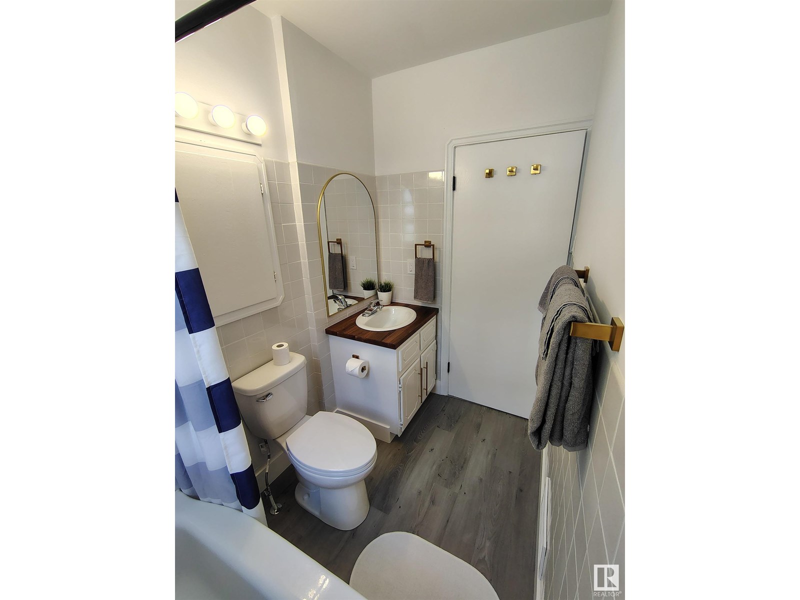 Property at 9758 88 AV NW image 2