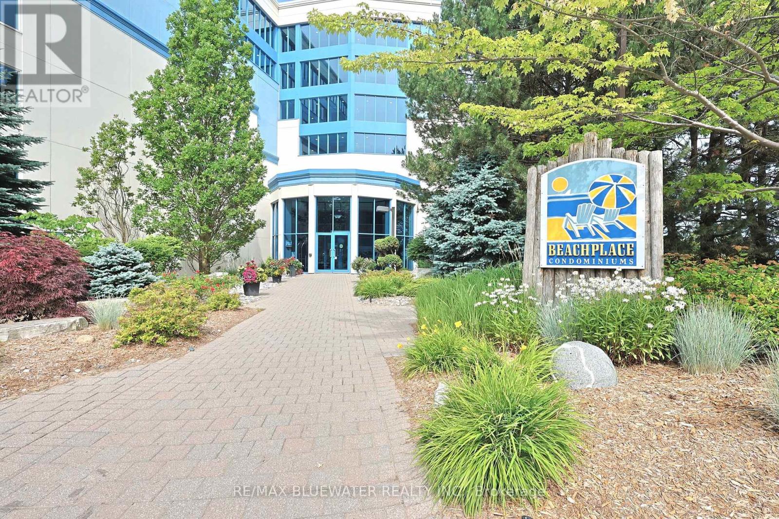 206 - 9 Pine Street, Lambton Shores, Ontario  N0M 1T0 - Photo 2 - X12285094