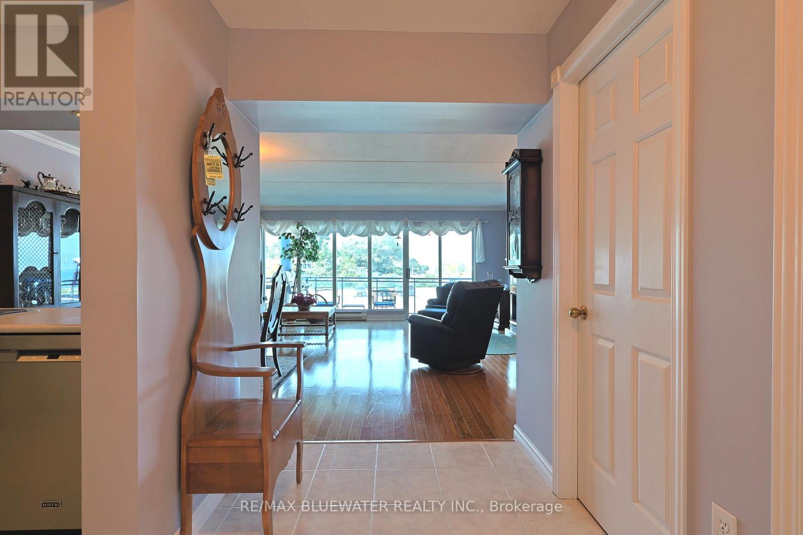 206 - 9 Pine Street, Lambton Shores, Ontario  N0M 1T0 - Photo 6 - X12285094