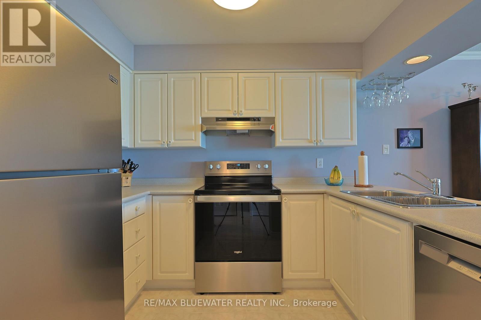 206 - 9 Pine Street, Lambton Shores, Ontario  N0M 1T0 - Photo 7 - X12285094