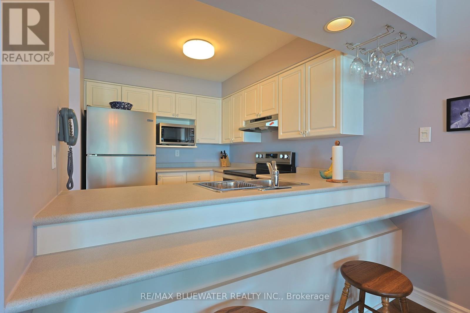 206 - 9 Pine Street, Lambton Shores, Ontario  N0M 1T0 - Photo 9 - X12285094