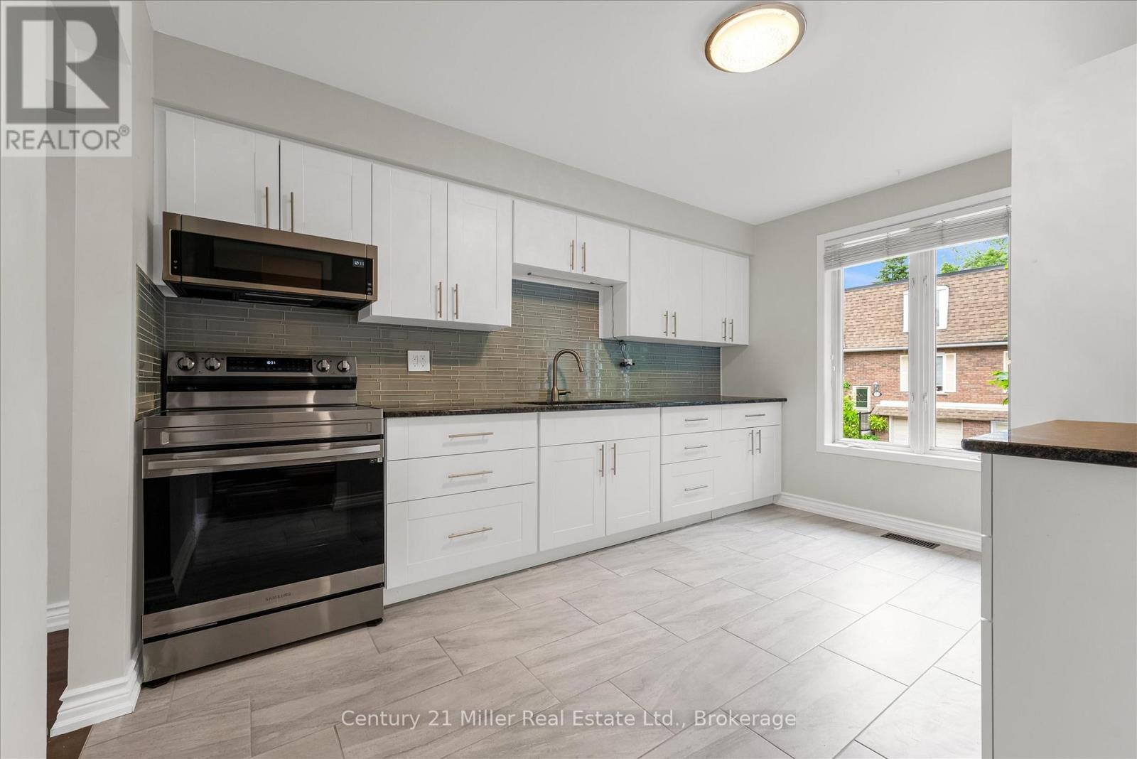 1531 Westminster Place, Burlington, Ontario  L7P 2B4 - Photo 4 - W12285235