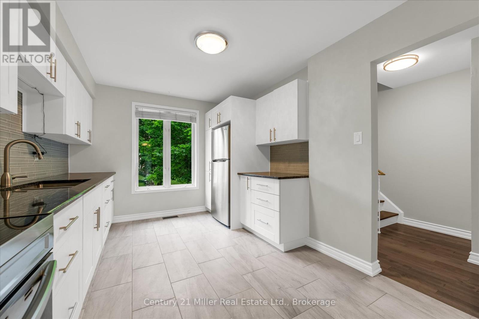 1531 Westminster Place, Burlington, Ontario  L7P 2B4 - Photo 5 - W12285235