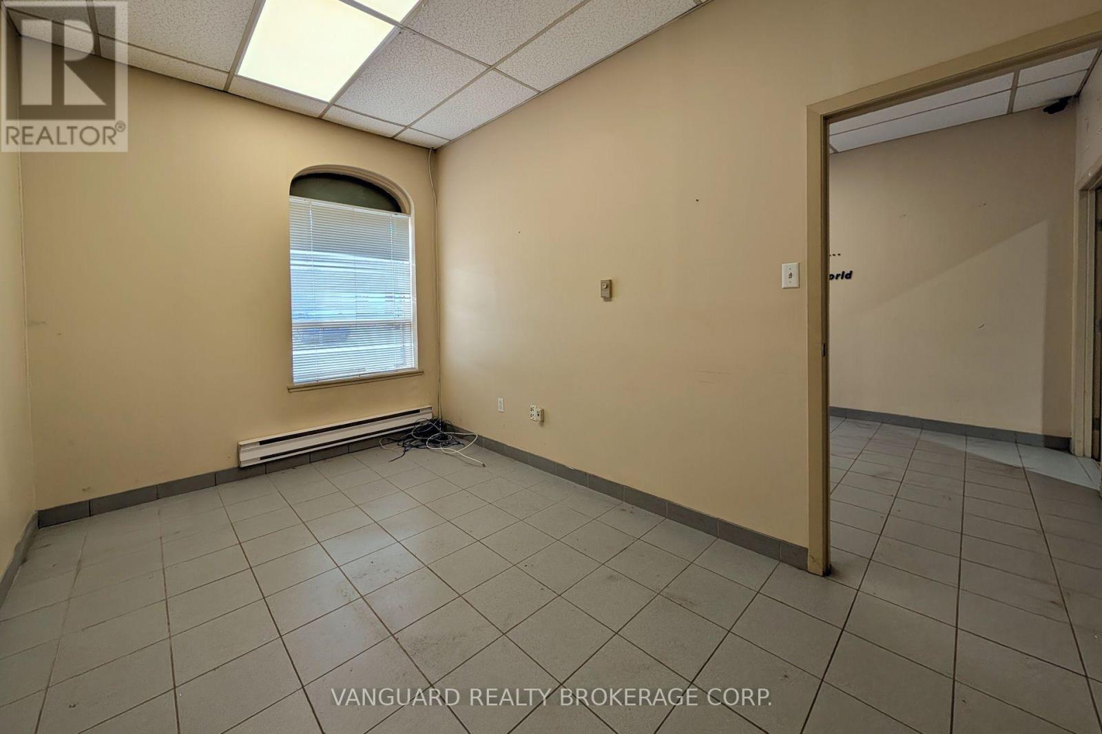 2-4 - 4480 Chesswood Drive, Toronto, Ontario  M3J 2B9 - Photo 7 - W12262713