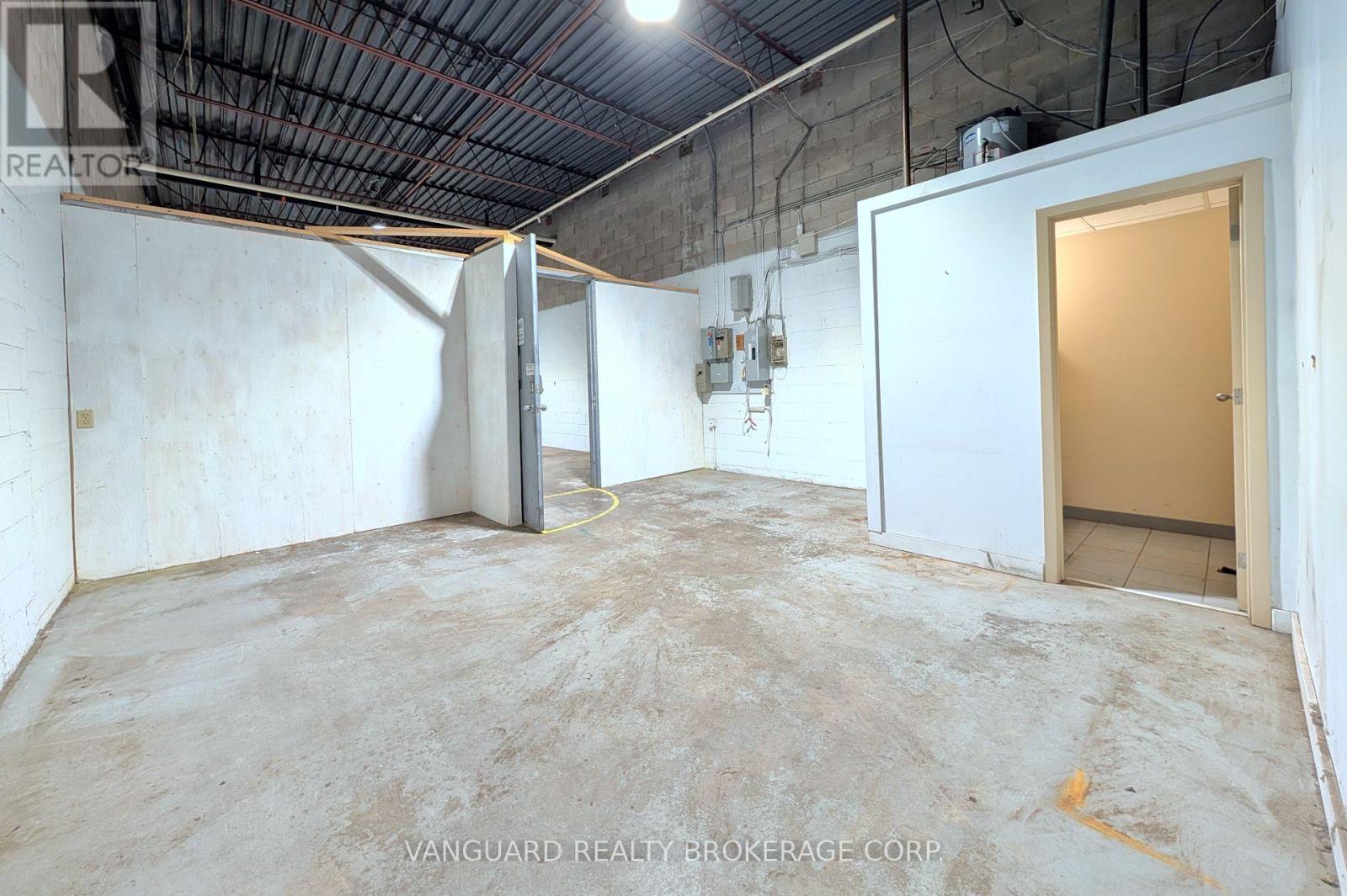 2-4 - 4480 Chesswood Drive, Toronto, Ontario  M3J 2B9 - Photo 8 - W12262713