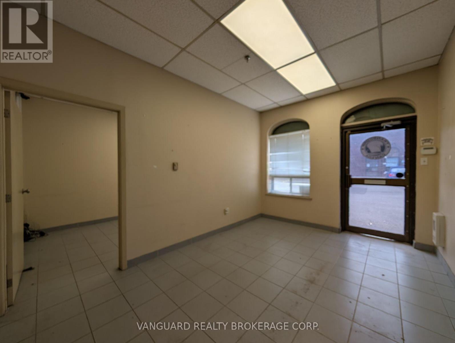 2-4 - 4480 Chesswood Drive, Toronto, Ontario  M3J 2B9 - Photo 5 - W12262713