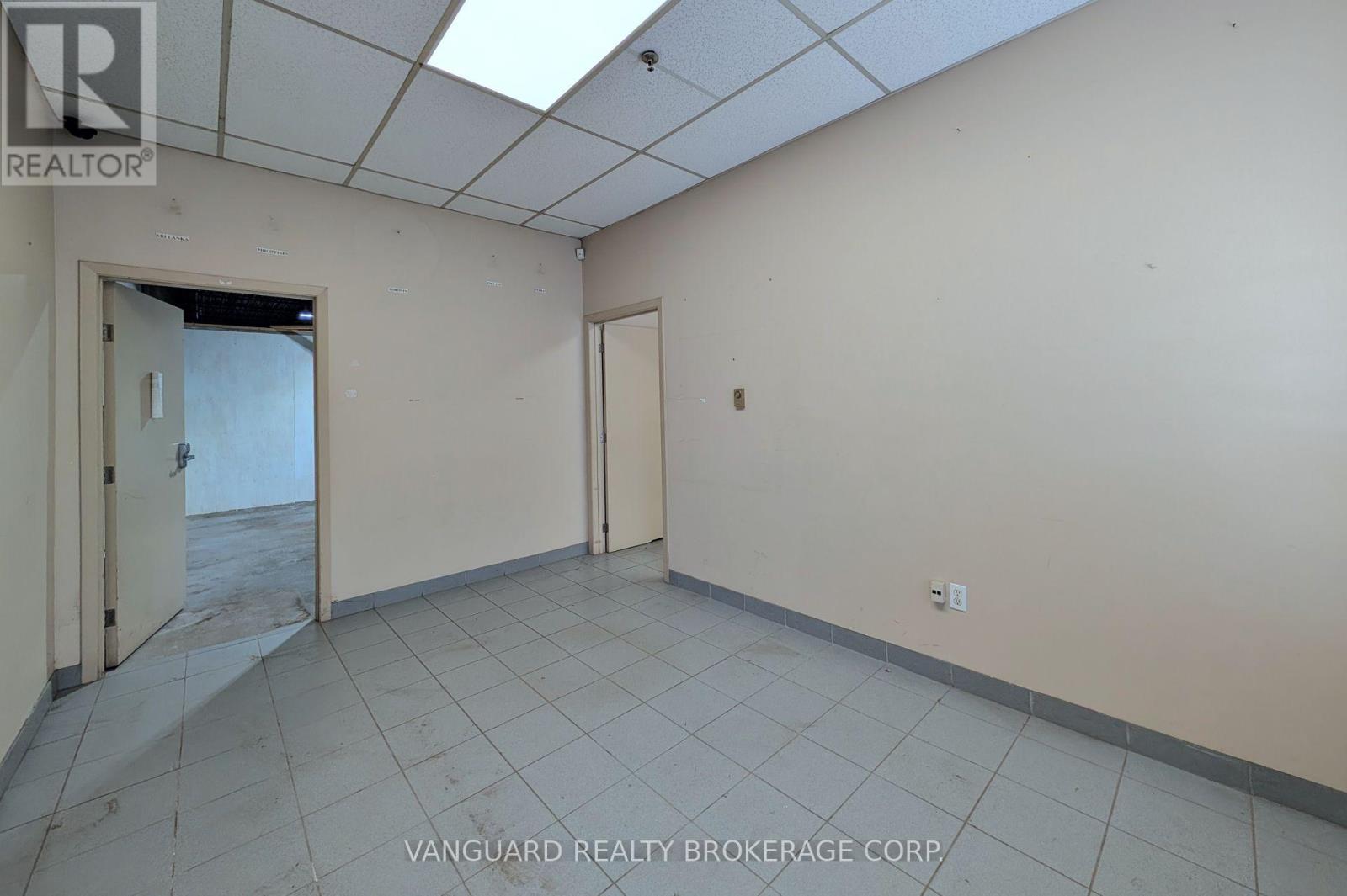 2-4 - 4480 Chesswood Drive, Toronto, Ontario  M3J 2B9 - Photo 6 - W12262713