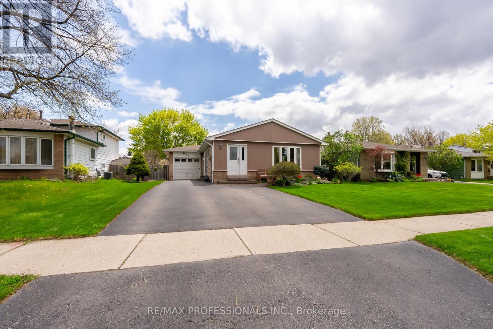 Property at 868 GOVERNORS CRESCENT image 1