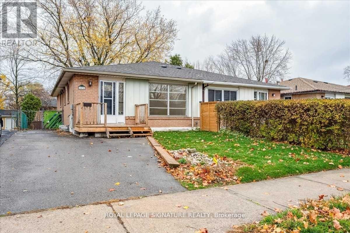 2438 Padstow Crescent, Mississauga, Ontario  L5J 2G4 - Photo 1 - W12285012