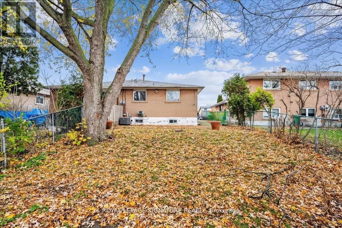 2438 Padstow Crescent, Mississauga, Ontario  L5J 2G4 - Photo 13 - W12285012