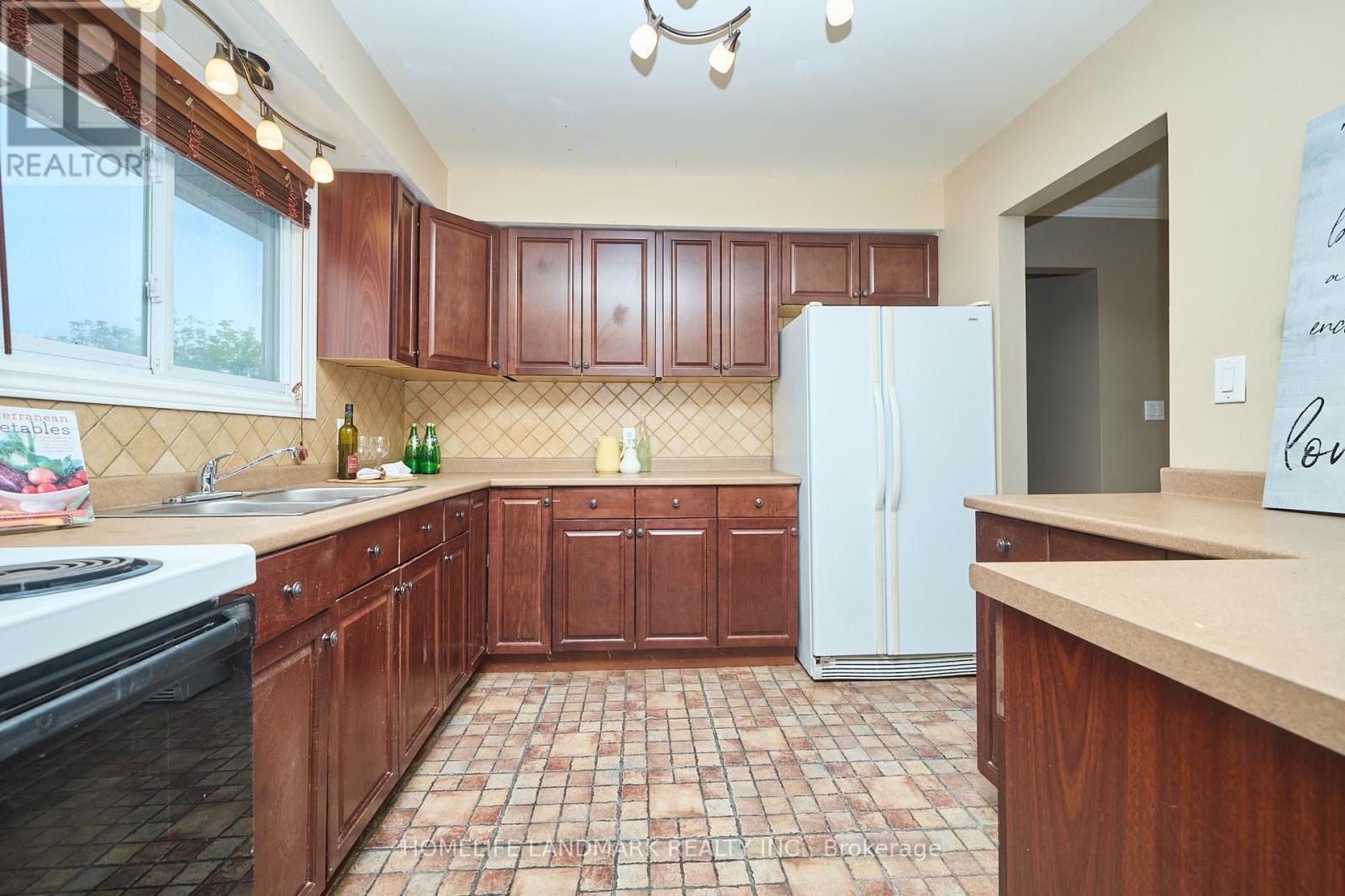 38 Dunvegan Road, St. Catharines, Ontario  L2P 1H6 - Photo 11 - X12285107