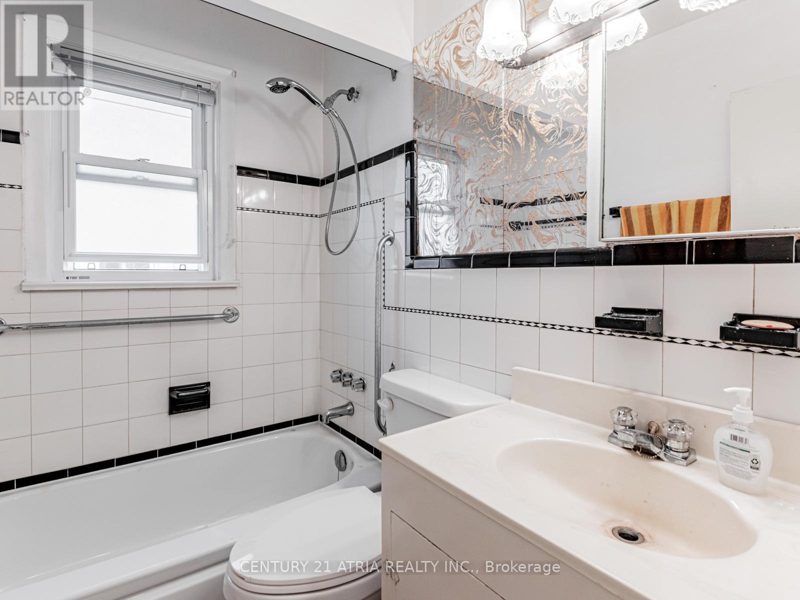 64 Rockport Crescent, Richmond Hill (Crosby), Ontario  L4C 2L6 - Photo 18 - N12282247