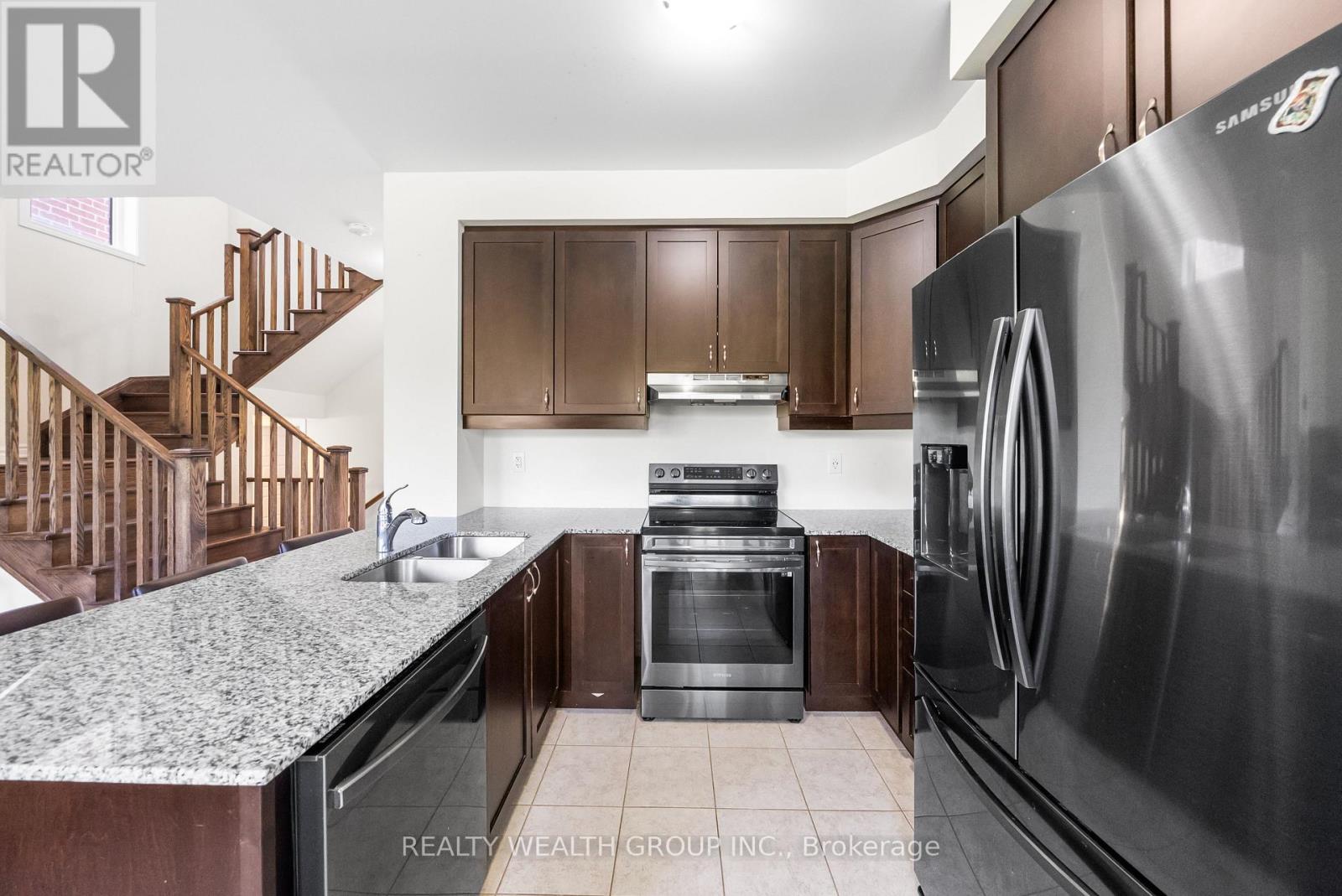 100 Barkerville Drive, Whitby, Ontario  L1P 0L8 - Photo 11 - E12285393