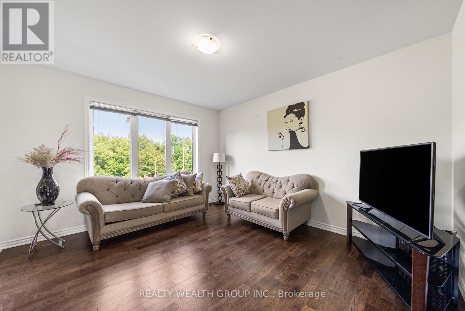 100 Barkerville Drive, Whitby, Ontario  L1P 0L8 - Photo 6 - E12285393