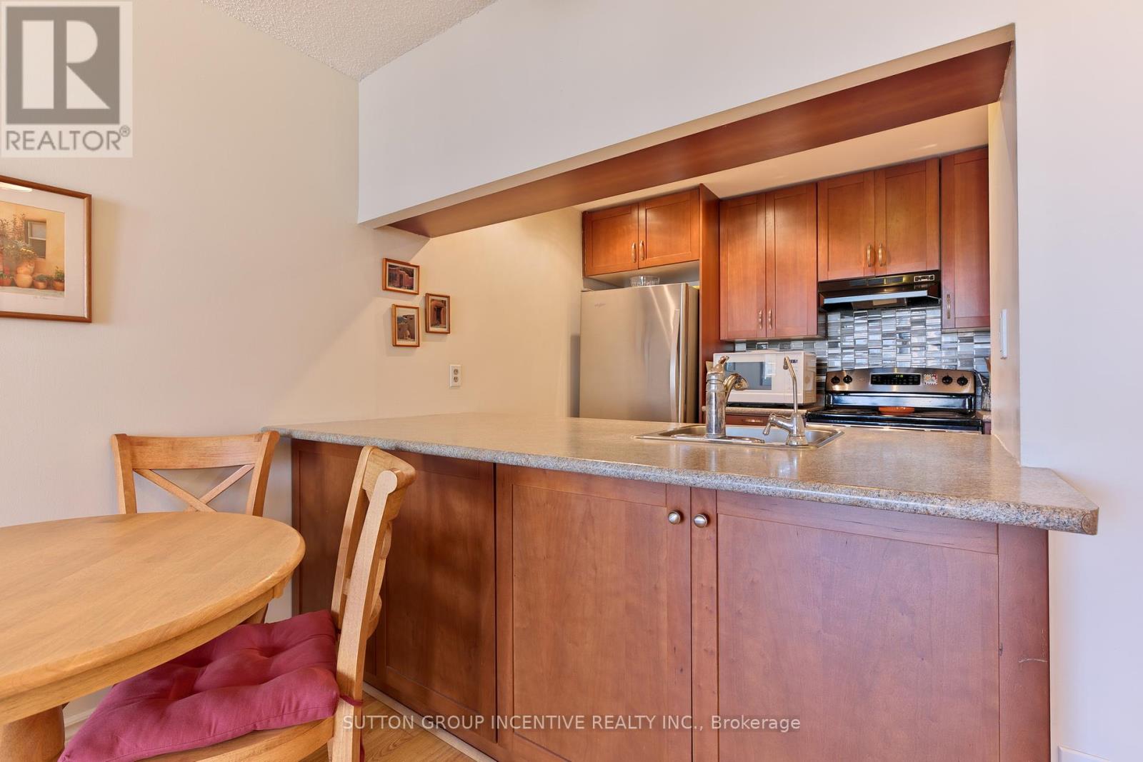 706 - 75 Ellen Street, Barrie, Ontario  L4N 7R6 - Photo 4 - S12264238