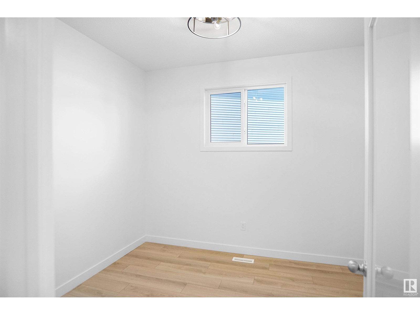 Property at 1503 26 ST NW image 2