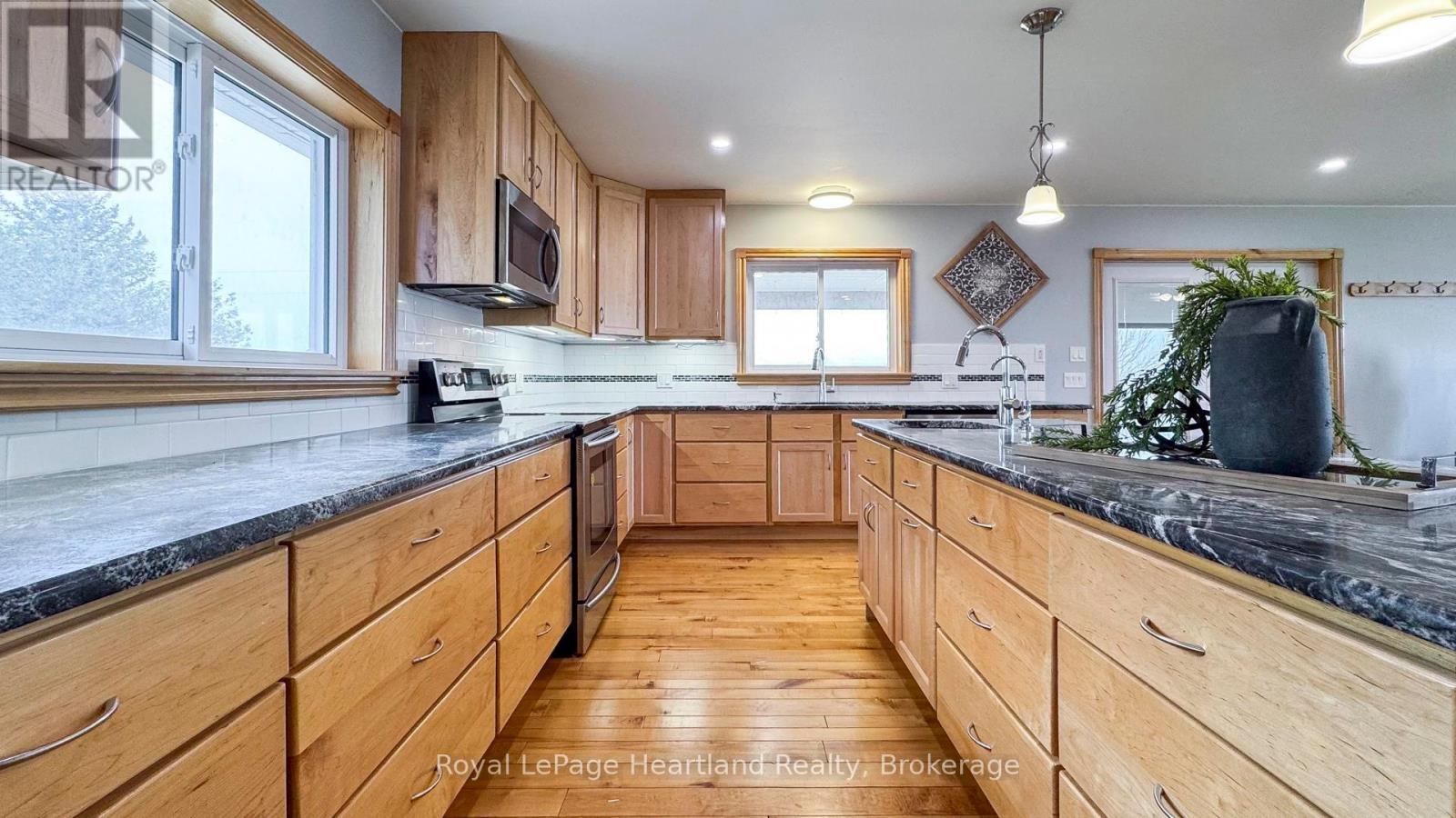 84610 Bluewater Highway, Ashfield-Colborne-Wawanosh, Ontario  N7A 3X9 - Photo 10 - X12285725