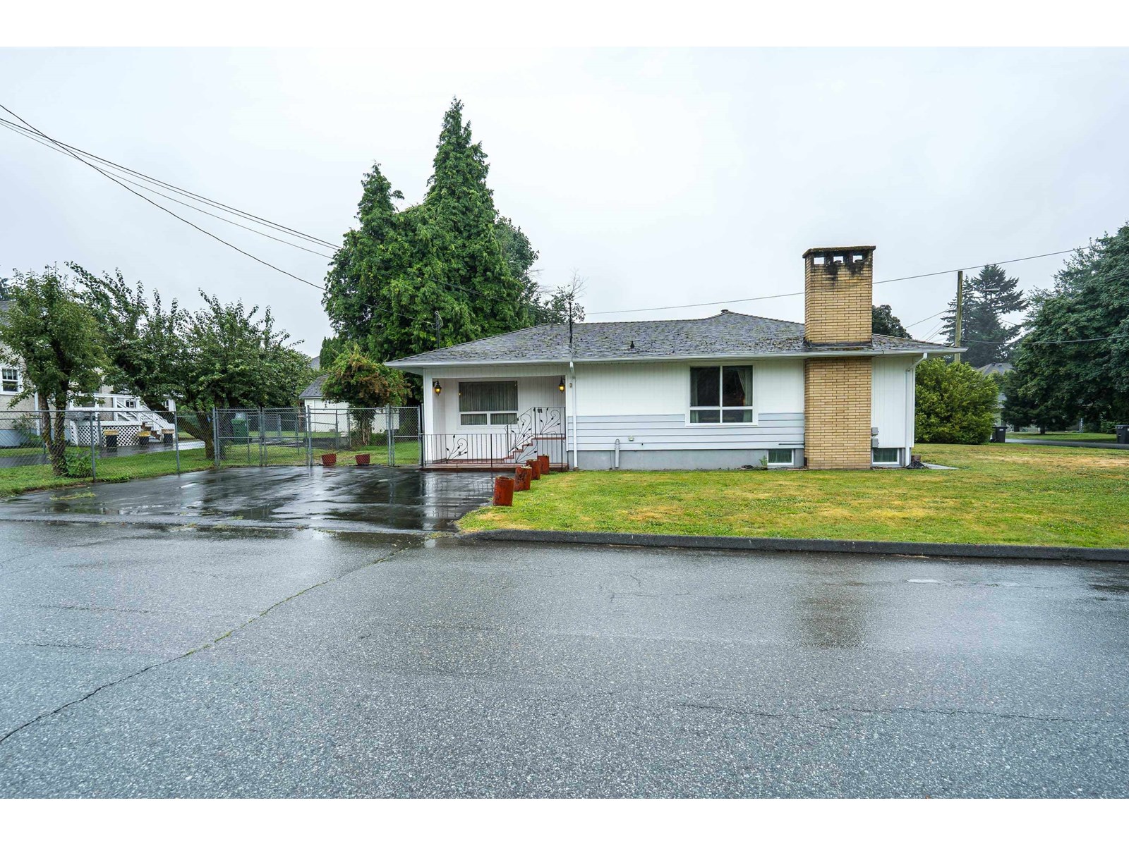Property at 2084 HOLLYBERRY COURT image 3