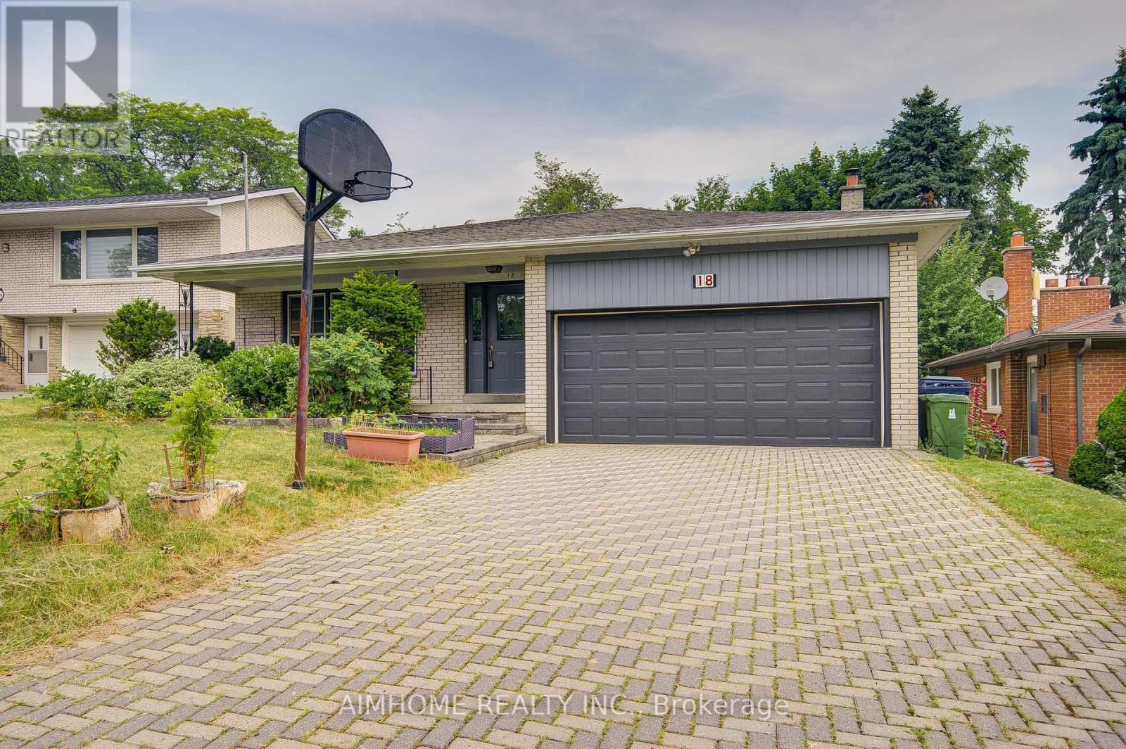 18 COLONNADE ROAD, Toronto, Ontario