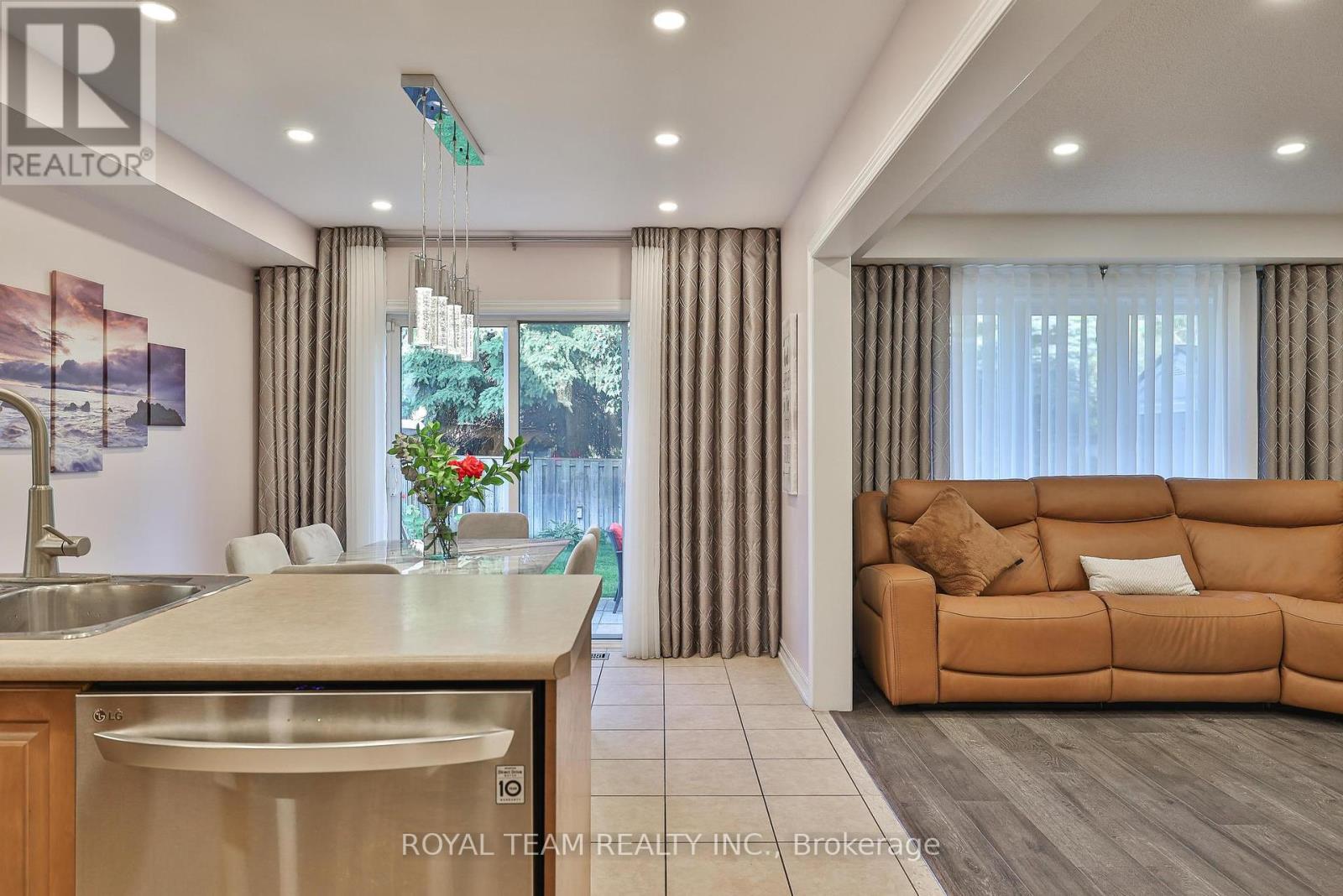 121 Professor Day Drive, Bradford West Gwillimbury, Ontario  L3Z 3B9 - Photo 12 - N12285752