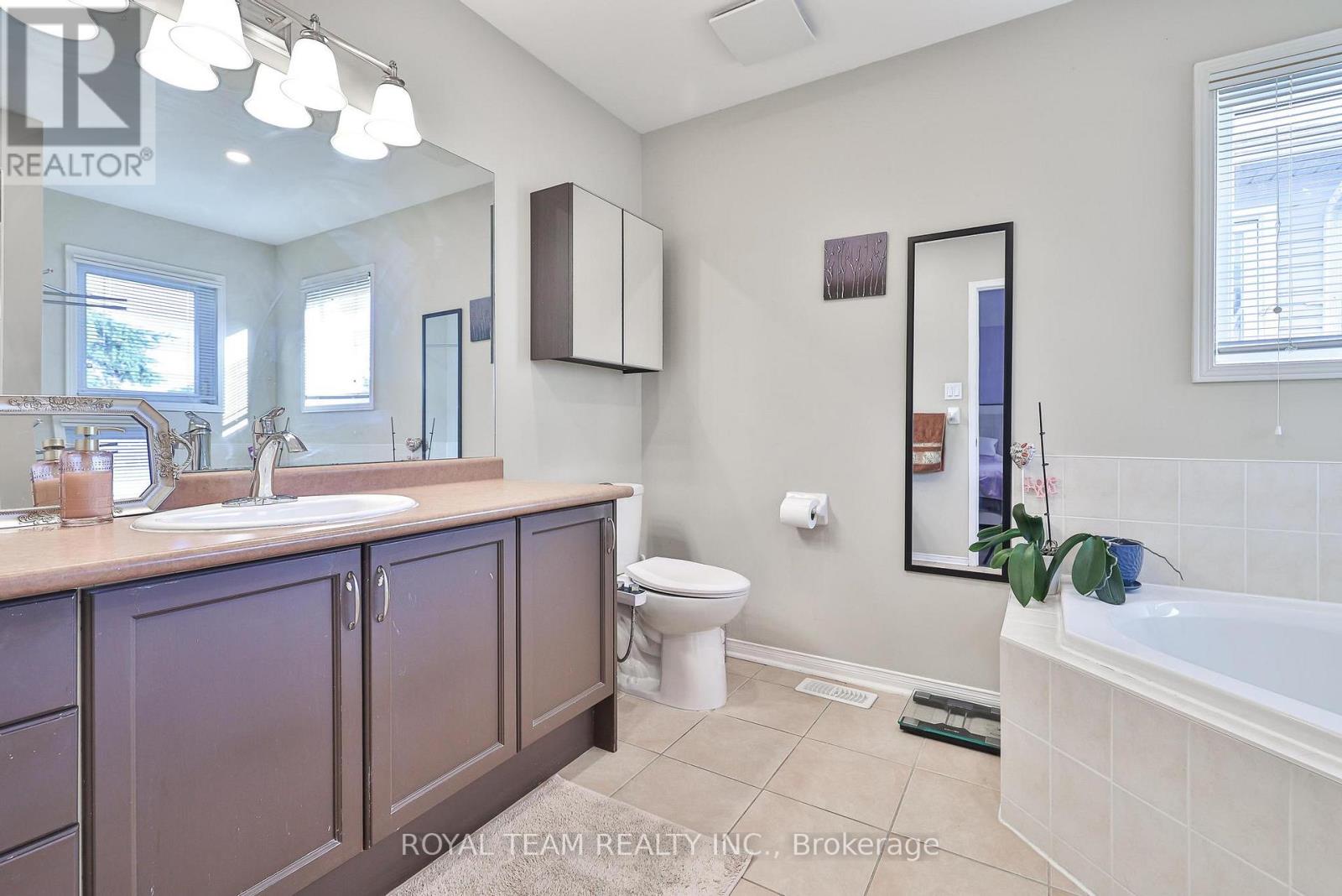 121 Professor Day Drive, Bradford West Gwillimbury, Ontario  L3Z 3B9 - Photo 26 - N12285752