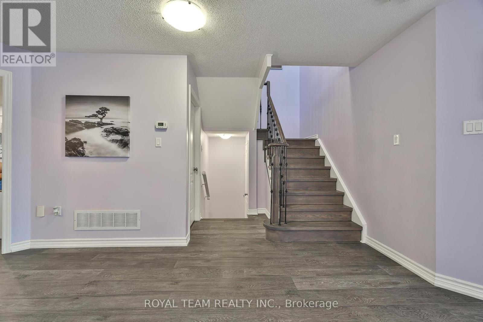 121 Professor Day Drive, Bradford West Gwillimbury, Ontario  L3Z 3B9 - Photo 6 - N12285752