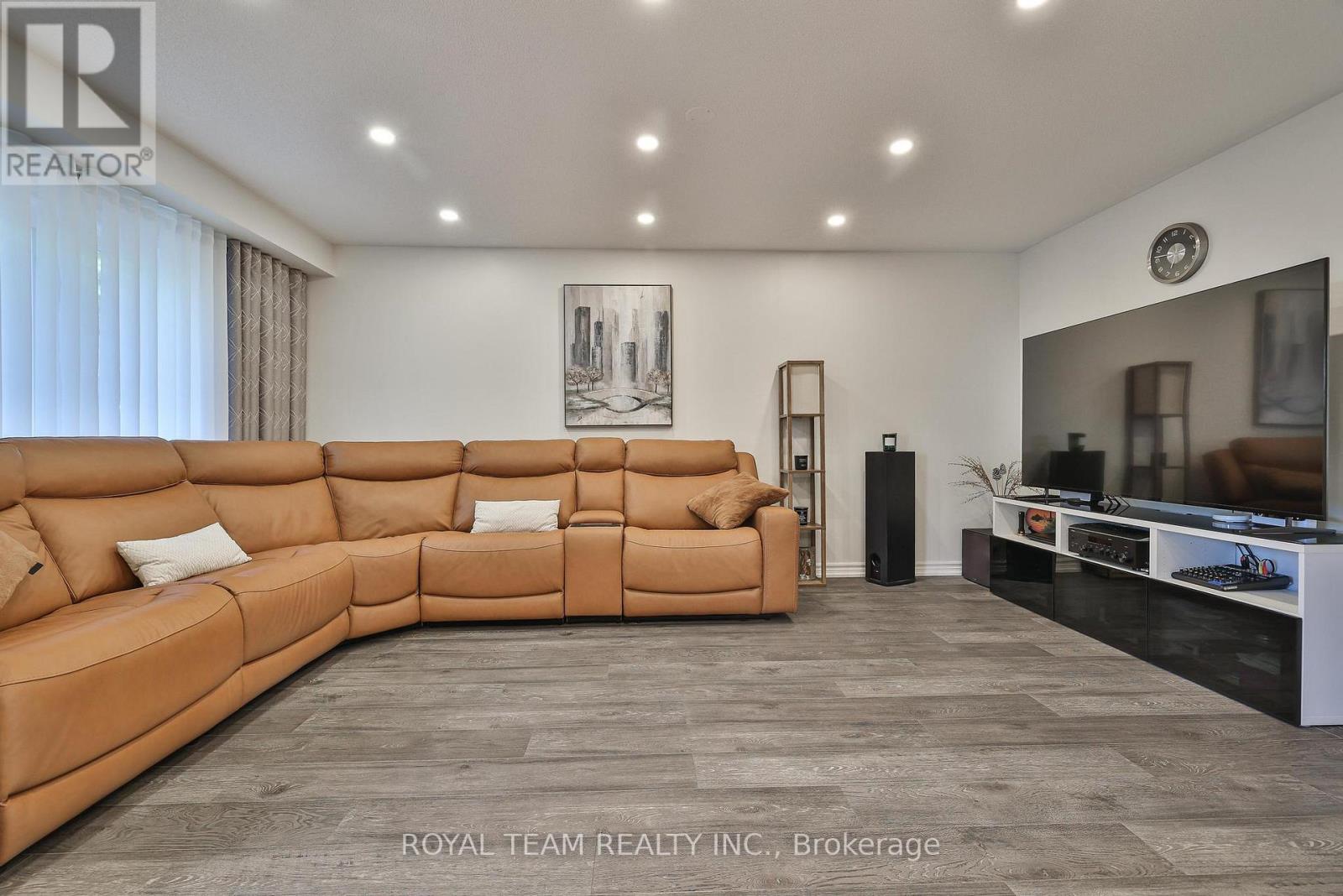 121 Professor Day Drive, Bradford West Gwillimbury, Ontario  L3Z 3B9 - Photo 7 - N12285752