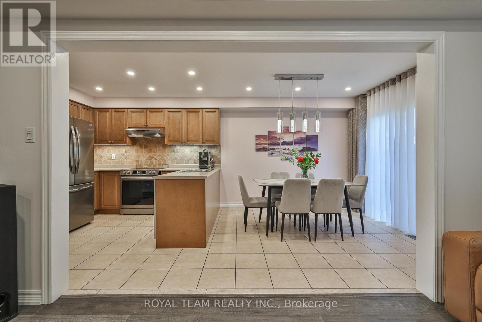 121 Professor Day Drive, Bradford West Gwillimbury, Ontario  L3Z 3B9 - Photo 9 - N12285752