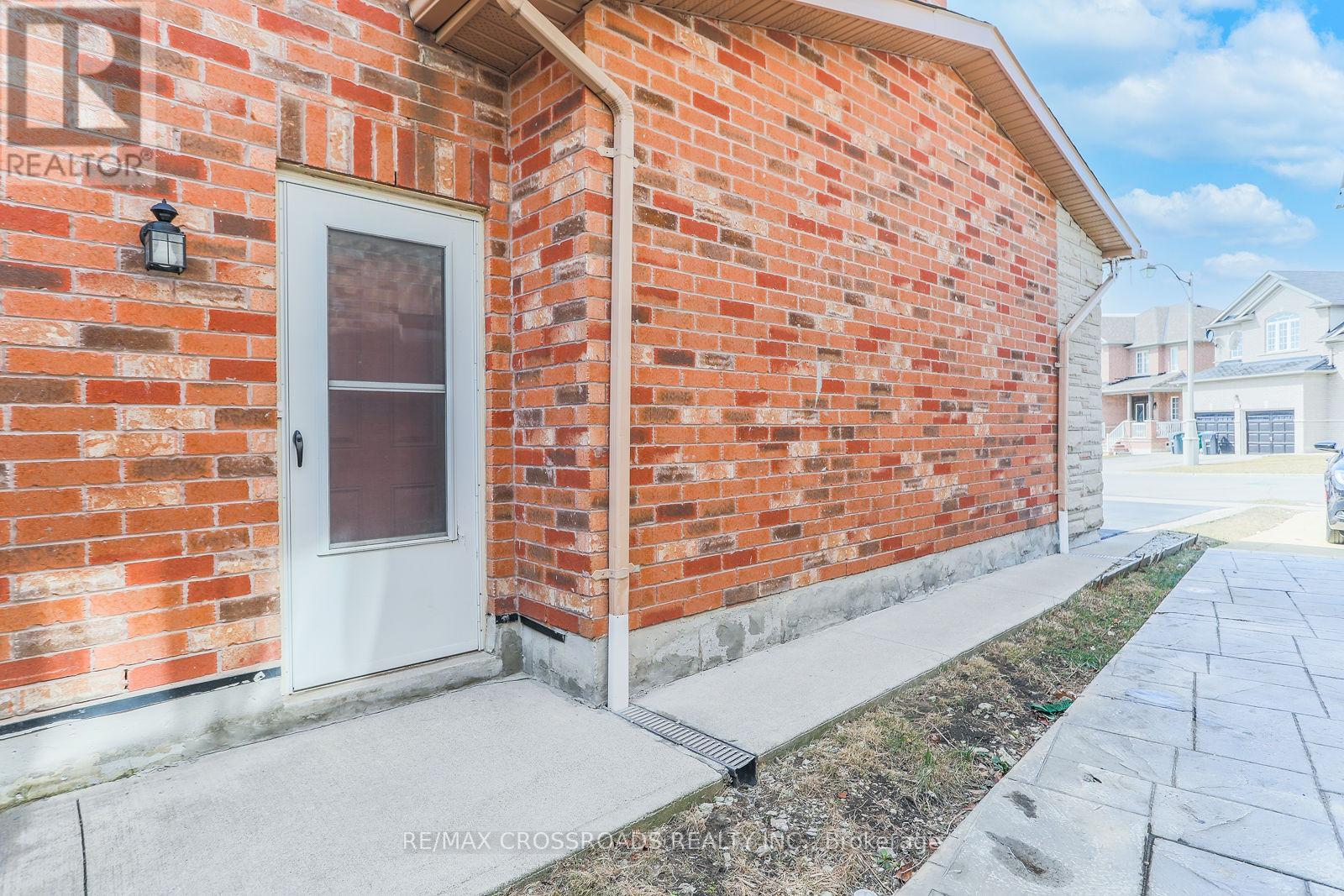 23 River Heights Drive, Brampton, Ontario  L6P 2M9 - Photo 2 - W12285794
