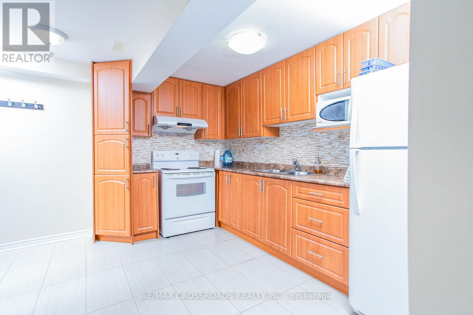 23 River Heights Drive, Brampton, Ontario  L6P 2M9 - Photo 4 - W12285794