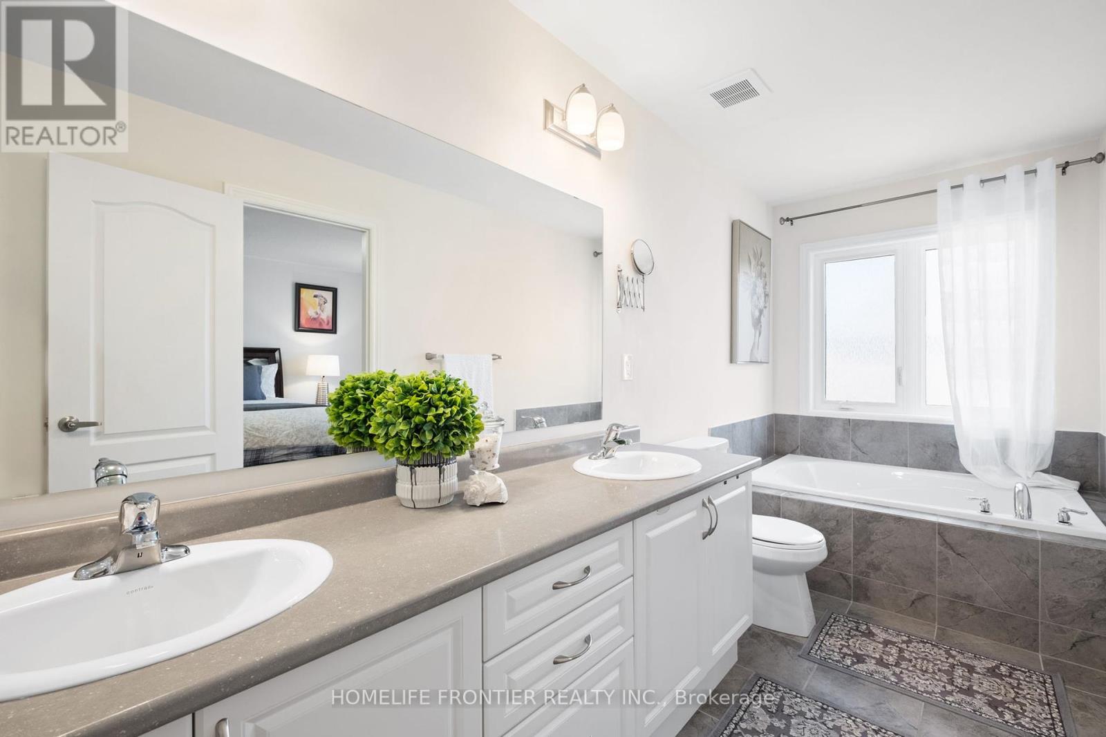 77 Beechborough Crescent, East Gwillimbury, Ontario  L9N 0N9 - Photo 22 - N12285928