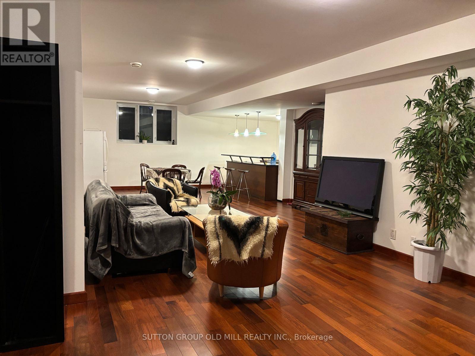 21 Hilldowntree Road, Toronto, Ontario  M9A 2Z4 - Photo 3 - W12285957