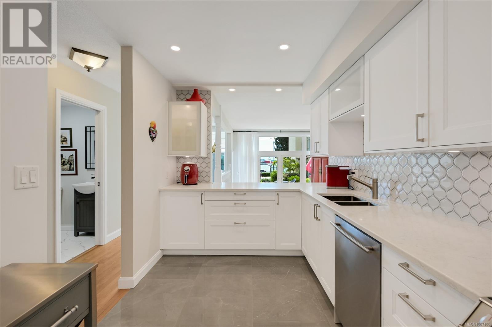 Property at 140 210 Russell St image 2