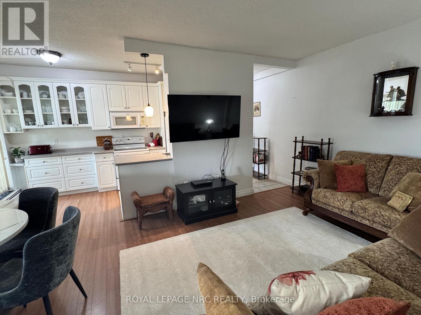 101 - 6390 Huggins Street, Niagara Falls, Ontario  L2J 1H1 - Photo 2 - X12286104