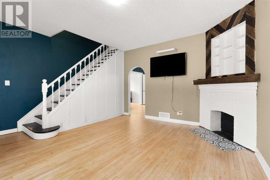 Property at 454 12 Street SE image 5